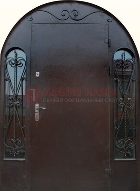 Арочная дверь со стеклом и ковкой ДА-16 под старину в Волгограде