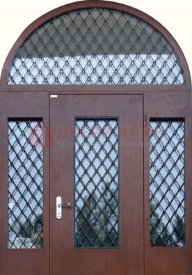 Крепкая стальная арочная дверь со стеклом и ковкой ДА-21 в Волгограде