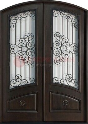 Арочная дверь со стеклом и ковкой ДА-33 в загородный дом в Волгограде