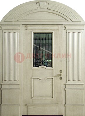 Белая входная дверь массив со стеклом и ковкой ДА-49 в Волгограде