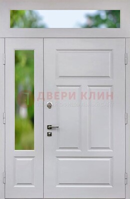 Белая полуторная железная дверь со стеклом и фрамугами ДФГ-10 в Волгограде
