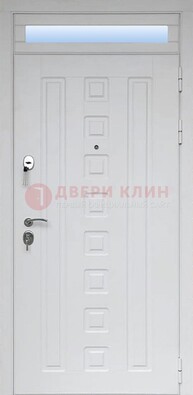 Белая металлическая дверь с фрамугой для коттеджа ДФГ-21 в Волгограде