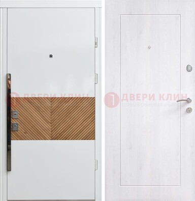 Белая железная дверь МДФ горизонтальной вставкой ДМ-265 в Волгограде