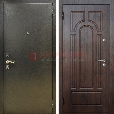 Железная темно-серая дверь с порошковым напылением и МДФ Тисненый орех ДП-275 в Волгограде
