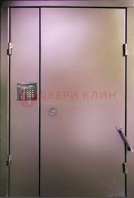 Коричневая стальная дверь в подъезд ДПД-1 в Волгограде
