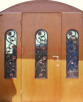 Парадная дверь со стеклянными вставками и ковкой ДПР-28 в общественное здание в Волгограде