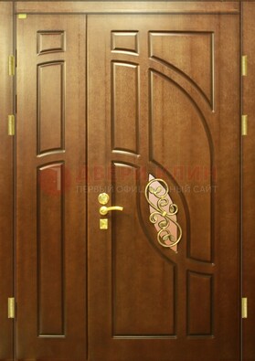 Нестандартная парадная дверь с маленьким стеклом и ковкой ДПР-53 в Воскресенске