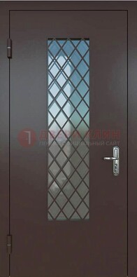 Темная металлическая дверь с решеткой и стеклом ДС-7 в Волгограде
