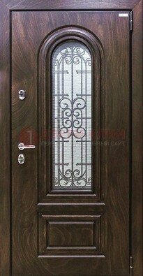 Темная филенчатая железная дверь со стеклом и ковкой ДСК-102 в Волгограде