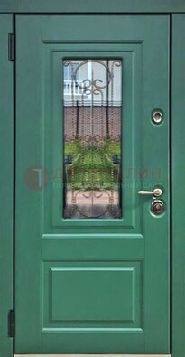 Зеленая металлическая дверь со стеклом и ковкой ДСК-113 в Волгограде