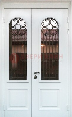 Белая стальная дверь стекло с ковкой и филенкой ДСК-201 в Волгограде