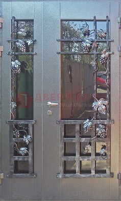 Распашная уличная дверь Порошок со стеклом и ковкой ДСК-221 в Волгограде