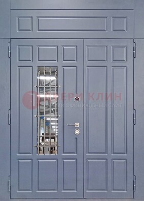 Серая двухстворчатая дверь Винорит со стеклом и ковкой ДСК-234 RAL 7024 в Волгограде