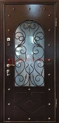 Влагостойкая дверь со стеклом и ковкой с декором ДСК-37 в Волгограде