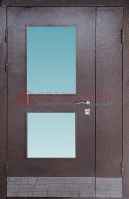Коричневая тамбурная дверь со стеклянными вставками ДТМ-21 в Волгограде