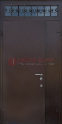 Коричневая тамбурная дверь со стеклянными вставками и ковкой ДТМ-39 в Волгограде