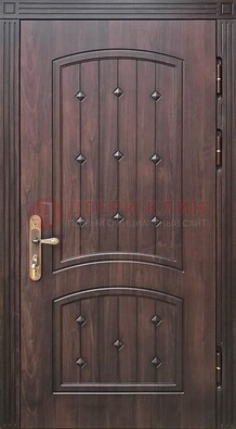 Коричневая уличная дверь с виноритом для дома ДВТ-235 в Волгограде