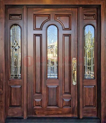 Железная классическая дверь с массивом дуба и витражом ВЖ-18 в Волгограде