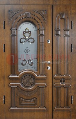 Коричневая двухстворчатая железная дверь с МДФ и витражом ВЖ-32 в Волгограде