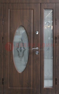 Коричневая двухстворчатая железная дверь с МДФ и витражом ВЖ-33 в Краснодаре